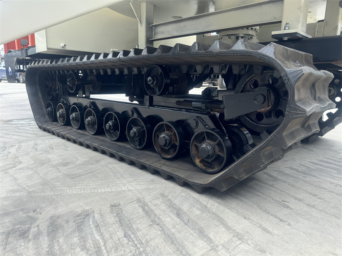 履帶式混凝土攪拌運輸車